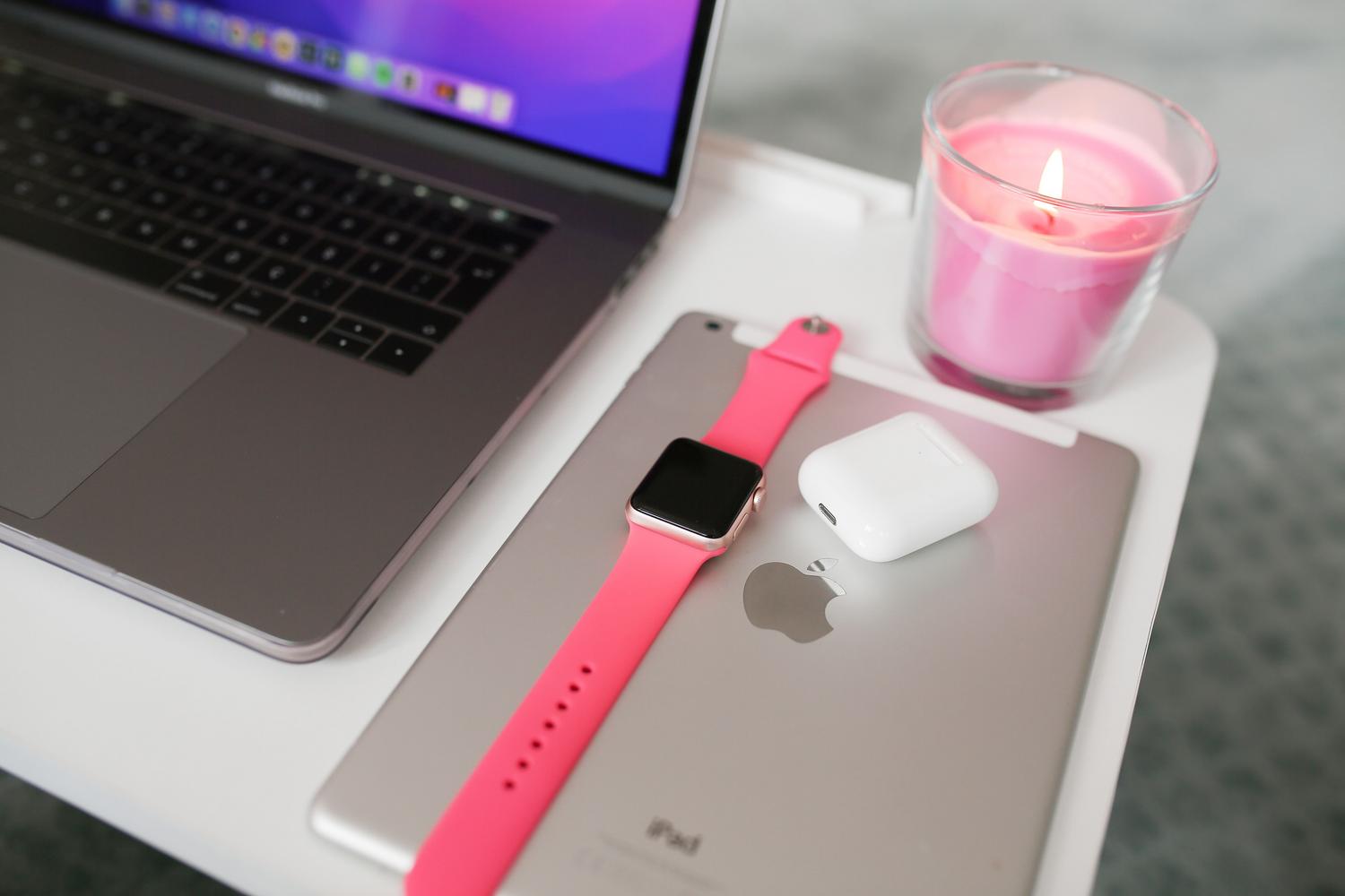 Conjunto de dispositivos tecnológicos incluyendo portátil, tablet y smartwatch, representando el ecosistema digital sincronizado.