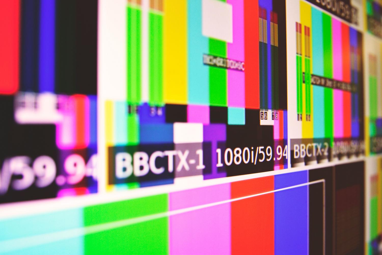 Pantalla de televisor mostrando un patrón de barras de colores utilizado para el diagnóstico de señal de vídeo Pantalla de televisor mostrando un patrón de barras de colores utilizado para el diagnóstico de señal de vídeo