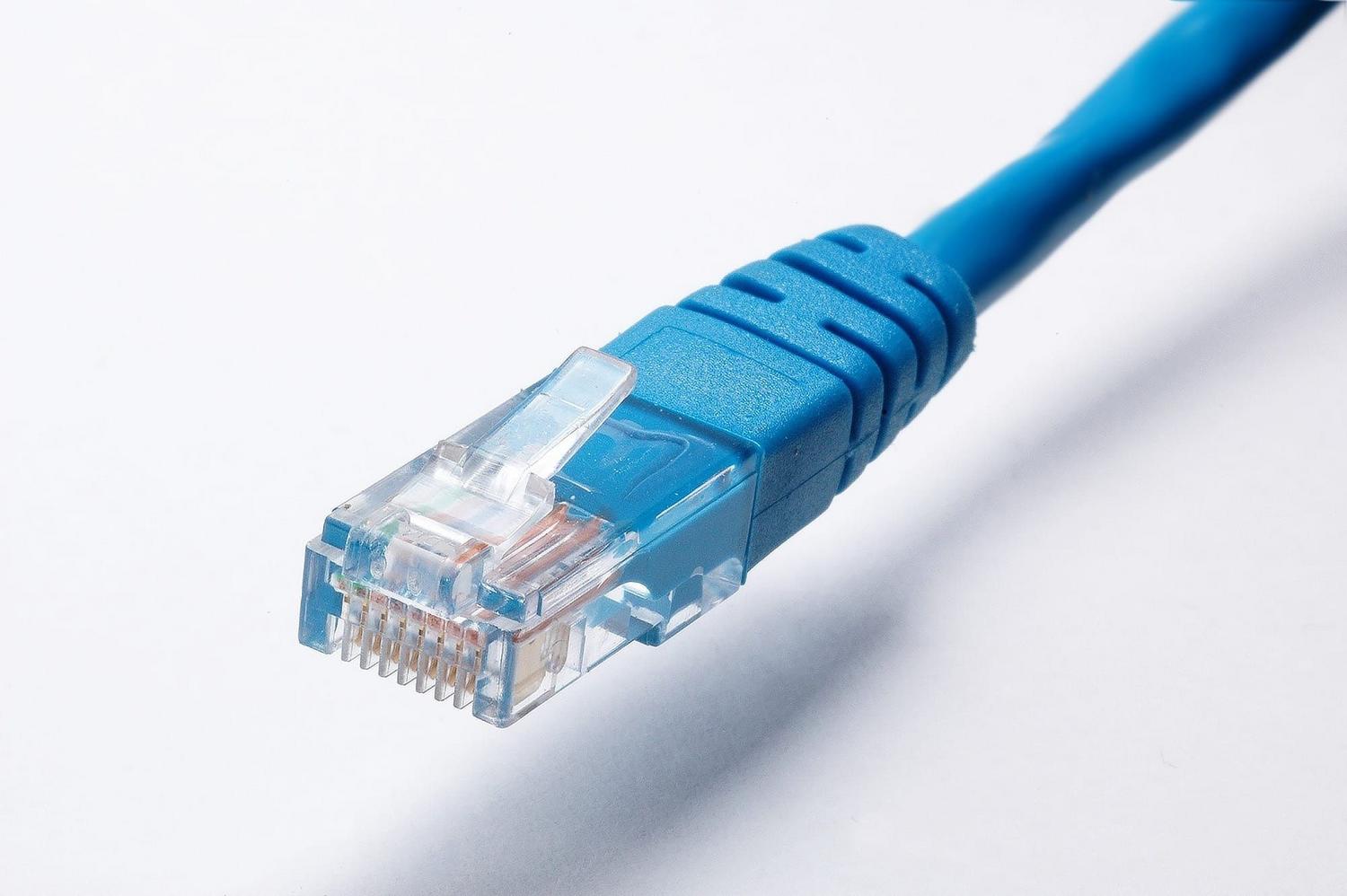 Primer plano de un cable Ethernet azul para asegurar una conexión estable en el televisor