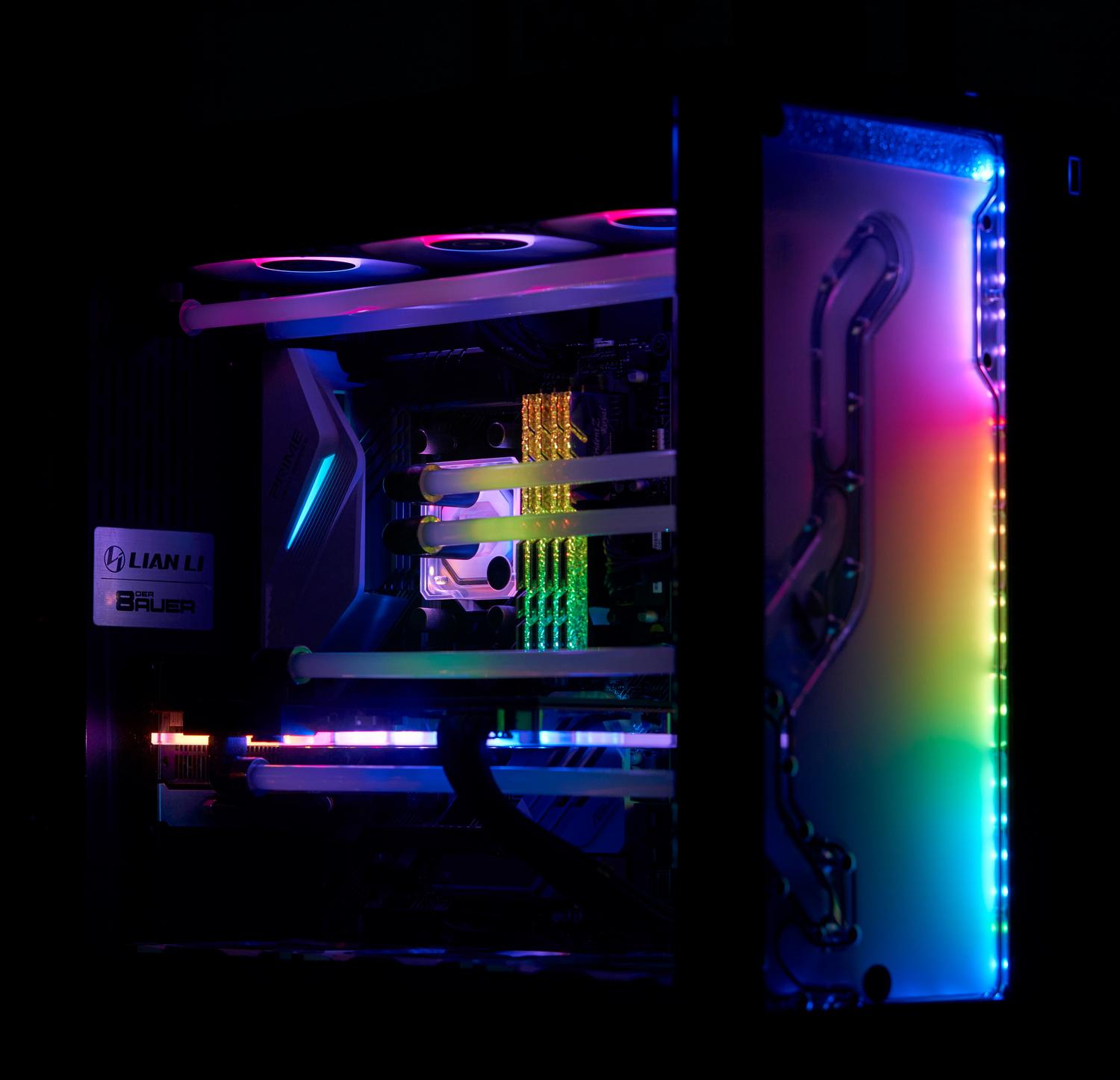 Interior de un PC gamer moderno con iluminación RGB y sistema de refrigeración líquida personalizada