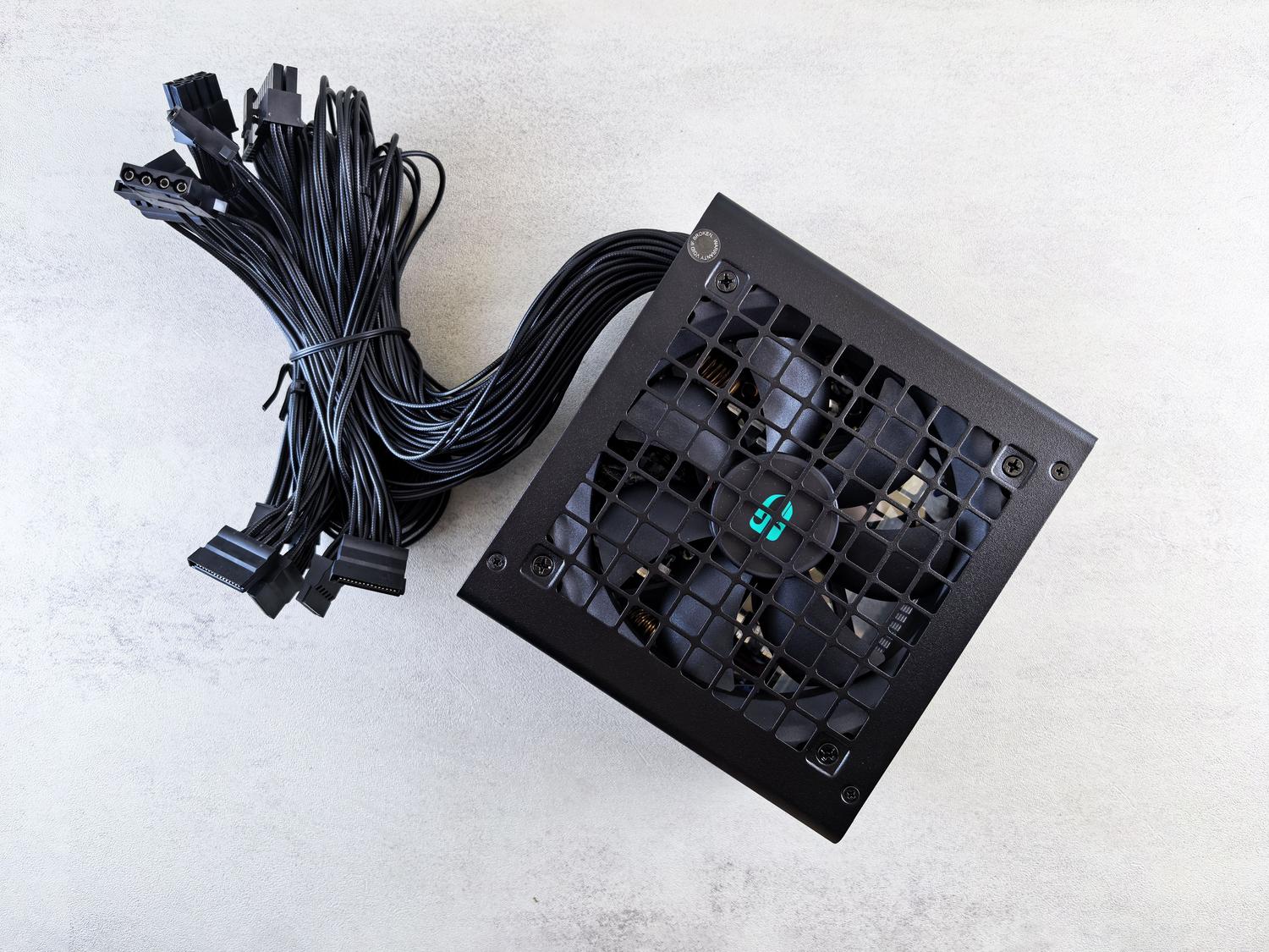 Primer plano de una fuente de alimentación (PSU) modular para ordenador gaming de alto rendimiento