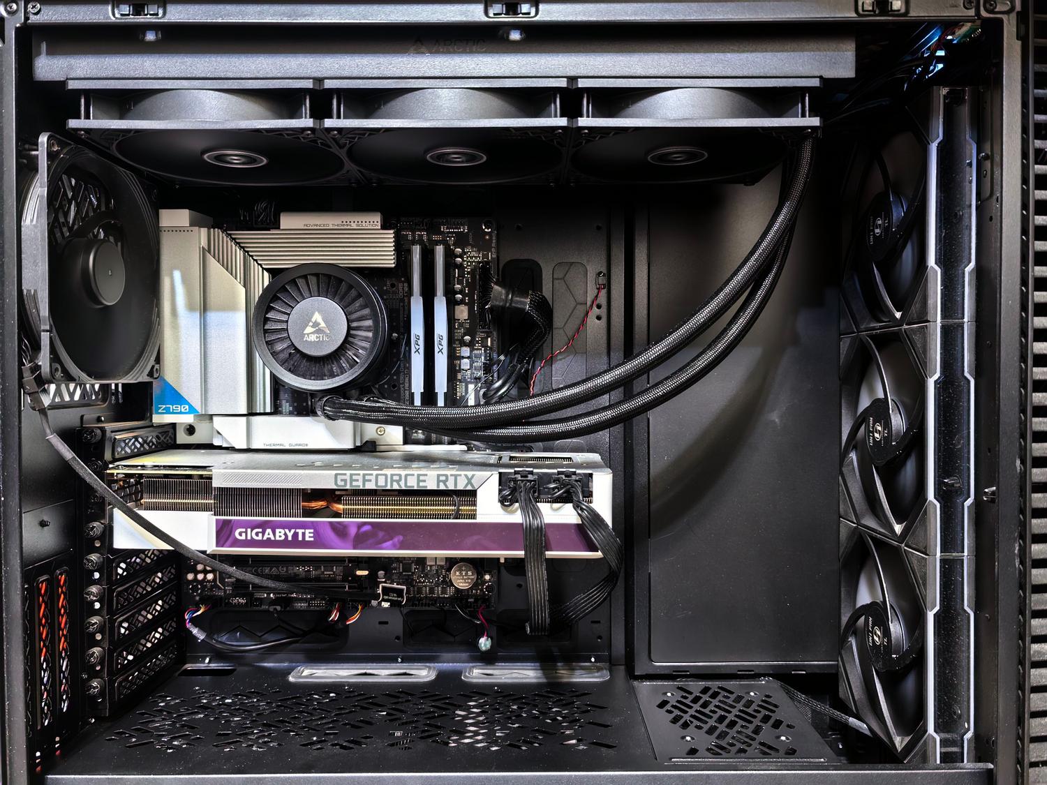 Vista detallada del interior de un PC mostrando la tarjeta gráfica GPU y el sistema de refrigeración del procesador