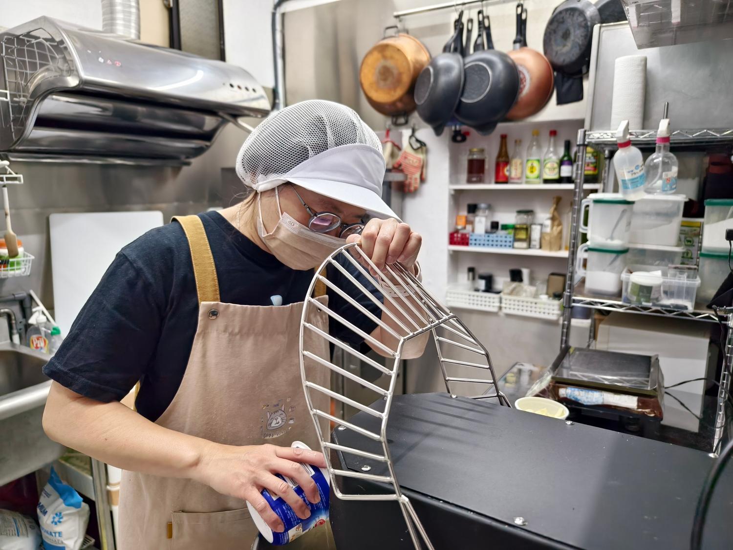 Un chef profesional organizando su equipo en una cocina, representando la gestión eficiente de paquetes en Linux. Un chef profesional organizando su equipo en una cocina, representando la gestión eficiente de paquetes en Linux.