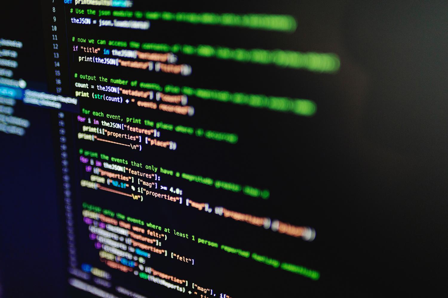 Código de programación colorido en una pantalla, ilustrando la estructura de los paquetes de software. Código de programación colorido en una pantalla, ilustrando la estructura de los paquetes de software.