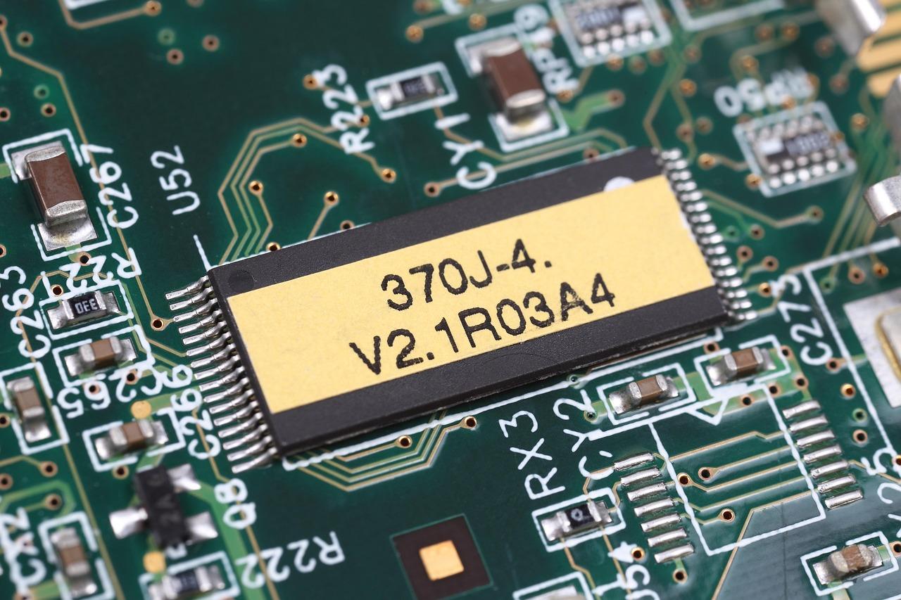 Detalle de un chip en una placa base, representando el firmware y los controladores del adaptador de red.