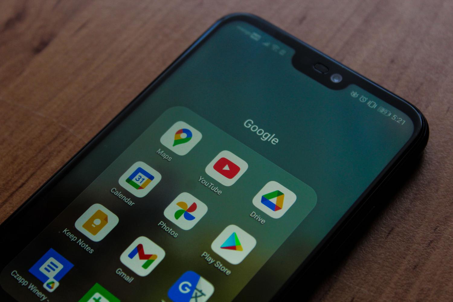 Primer plano de un smartphone Android mostrando iconos de aplicaciones de Google.