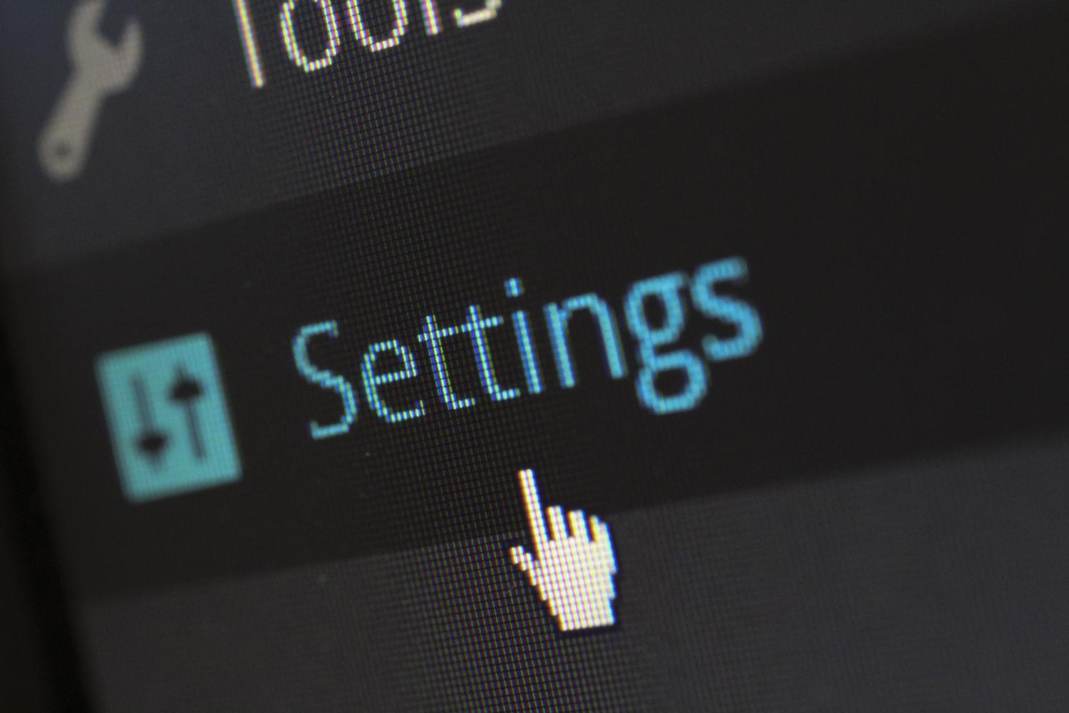 Cursor del ratón sobre un botón de configuración en pantalla, ilustrando la interacción con el sistema