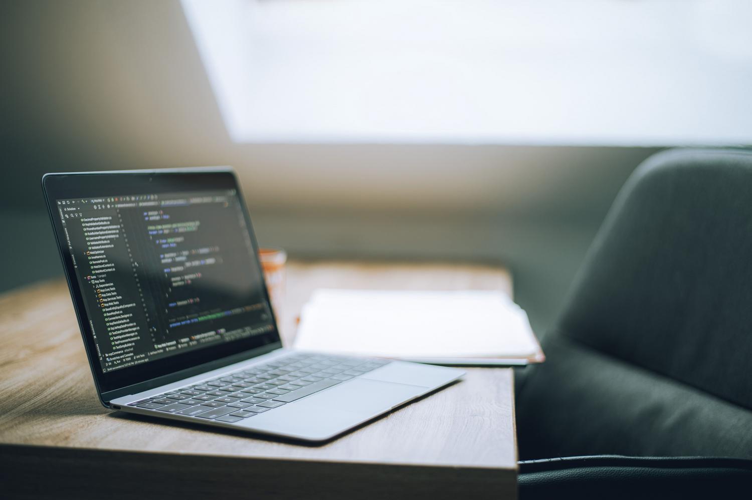 Espacio de trabajo tecnológico con código en pantalla, ideal para representar instalaciones de Linux y Docker.