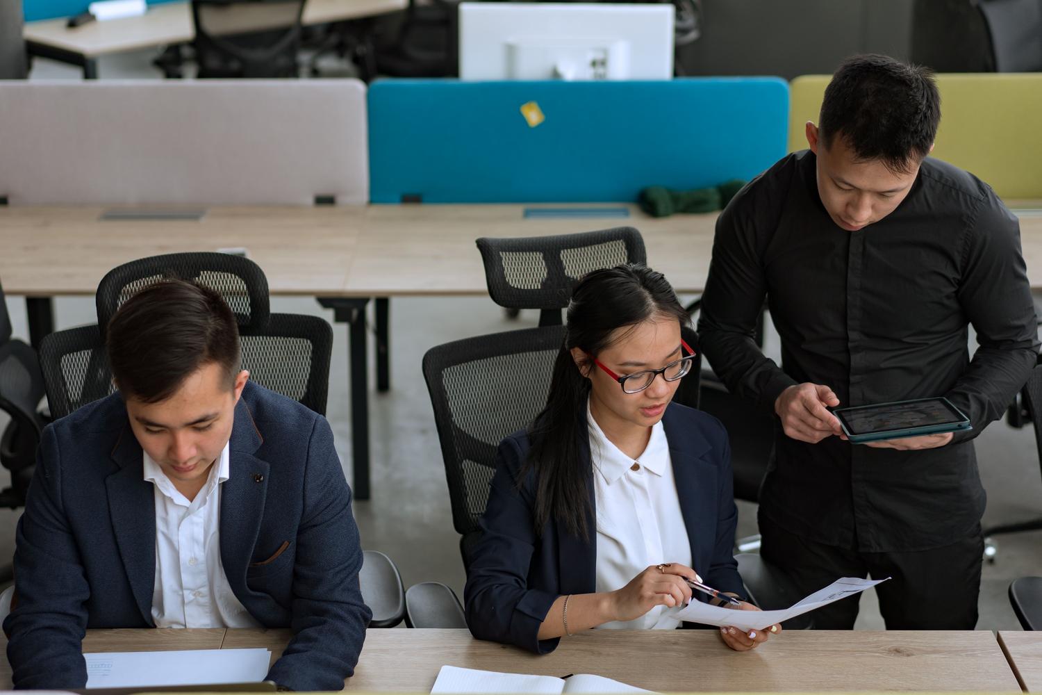 Equipo profesional colaborando en un entorno de oficina moderno y dinámico.