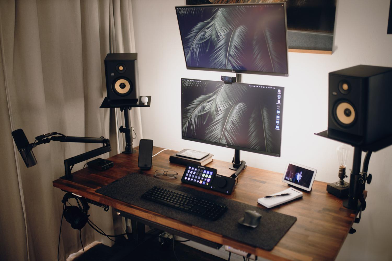 Configuración de streaming profesional con Stream Deck, monitores duales y micrófono de brazo