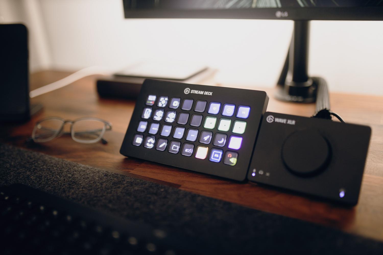 Primer plano de un Elgato Stream Deck y una interfaz de audio Wave XLR para control de OBS