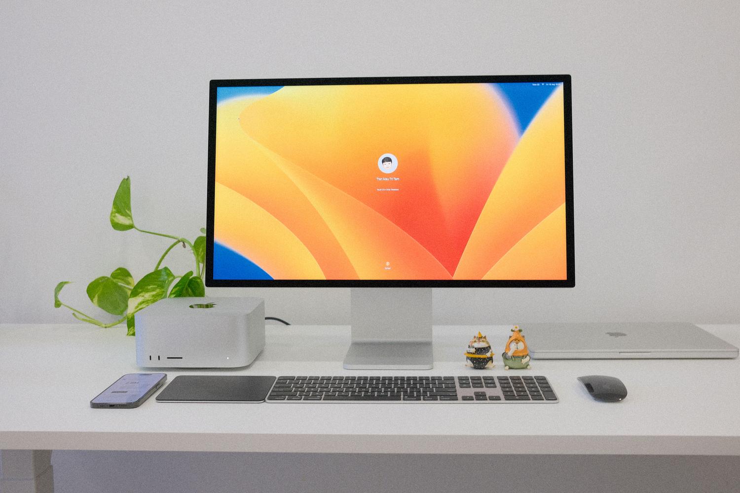 Configuración de oficina moderna y minimalista con Mac Studio en un entorno blanco y luminoso.
