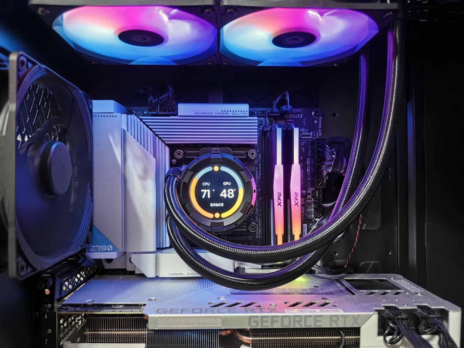 Interior de un ordenador de alto rendimiento con GPU y ventiladores RGB para procesar archivos de vídeo pesados