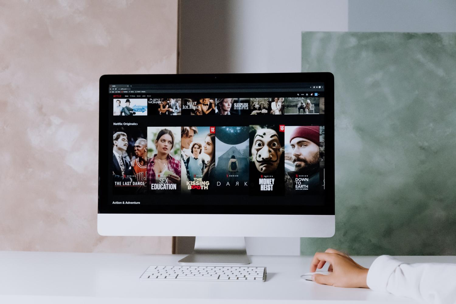Espacio de trabajo moderno con un monitor de alta resolución reproduciendo contenido de streaming