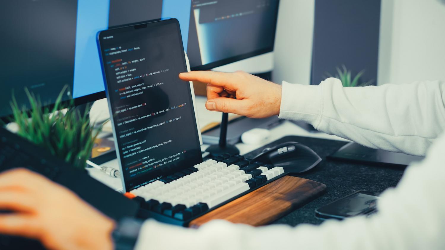 Primer plano de un programador revisando líneas de código en un editor de scripts, ideal para ilustrar la verificación manual de macros en el editor Basic.