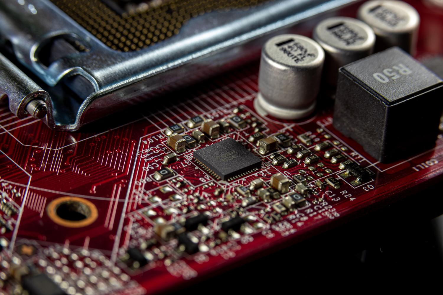 Detalle de un microchip de seguridad integrado en una placa base de color rojo