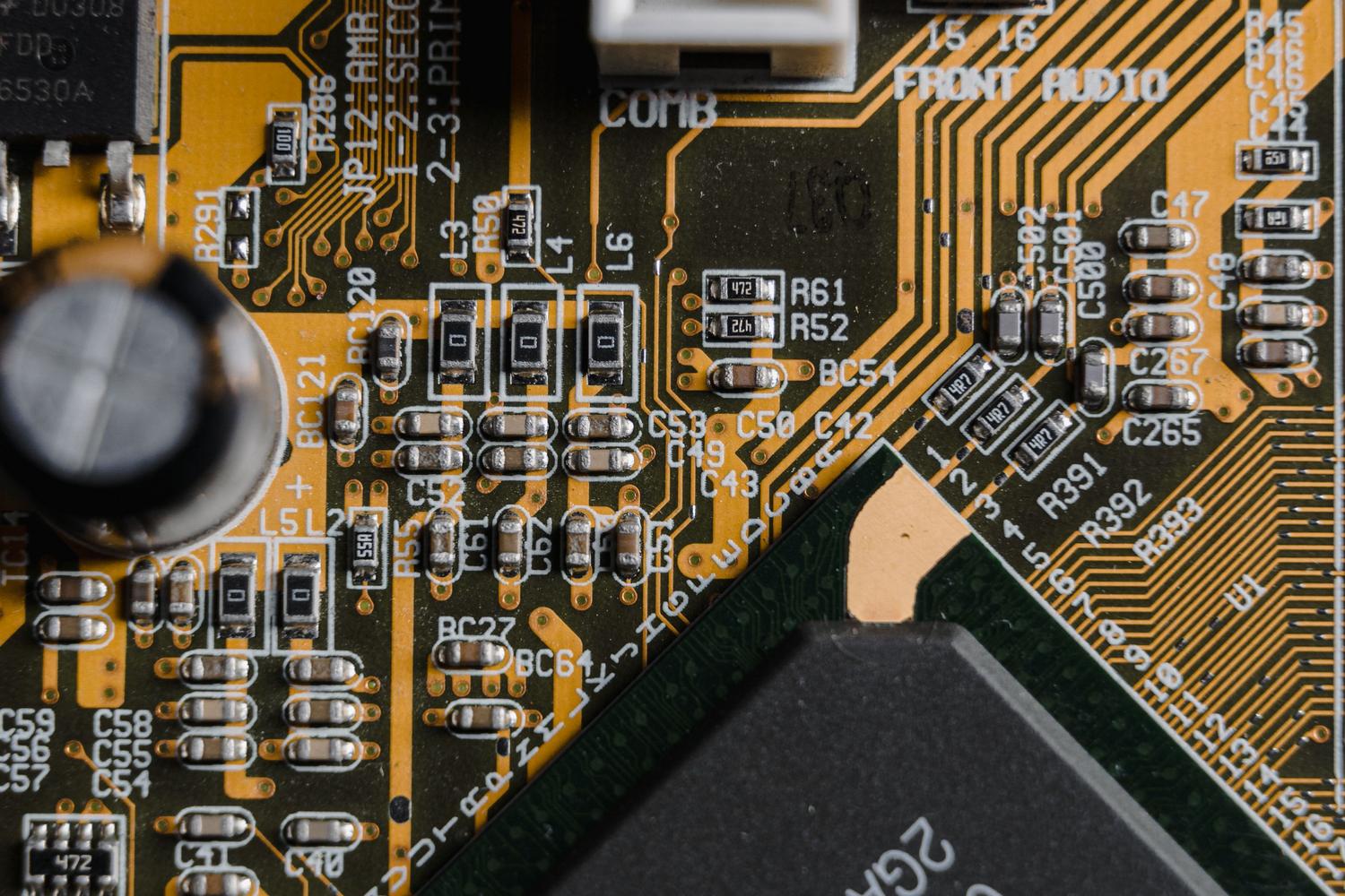 Primer plano macro de microcircuitos y chips en una placa base, representando el módulo TPM