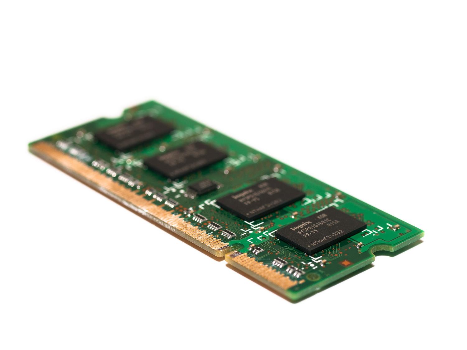 Módulo de memoria RAM SO-DIMM detallado sobre fondo blanco, componente clave que puede causar pantallas azules si falla.