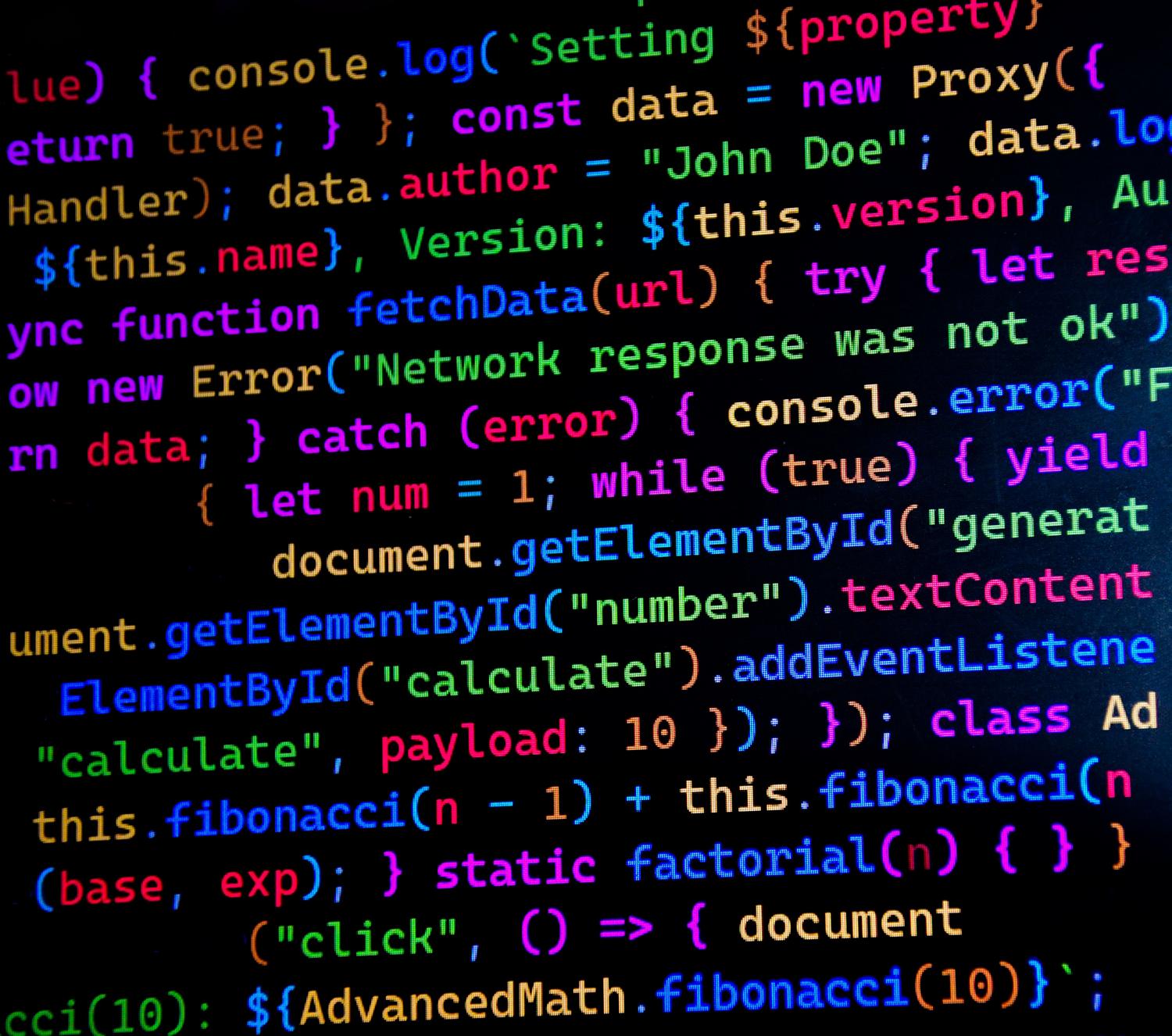 Código de programación en un monitor, representando la arquitectura del sistema y el desarrollo de software.