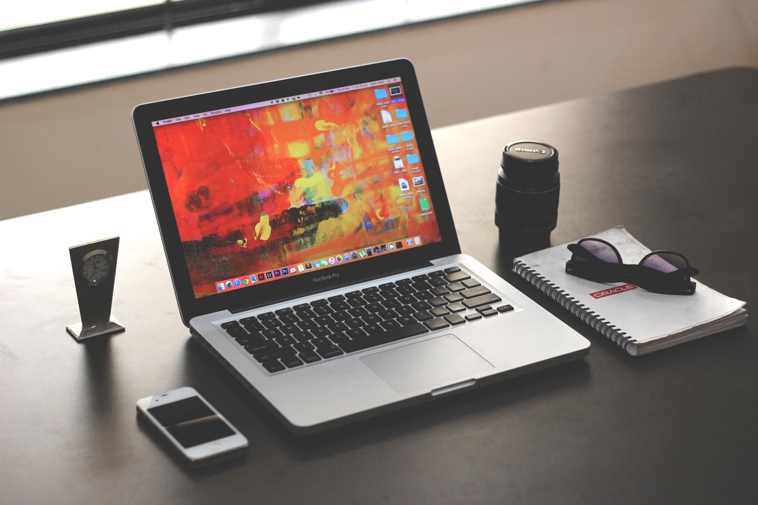 Escritorio de trabajo limpio y organizado con un MacBook Pro. Escritorio de trabajo limpio y organizado con un MacBook Pro.