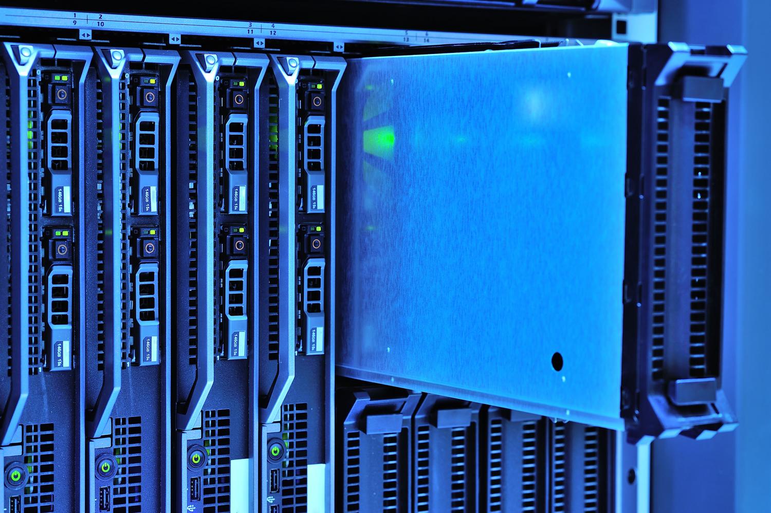 Servidores en un centro de datos con luces azules, representando el almacenamiento en la nube de iCloud.