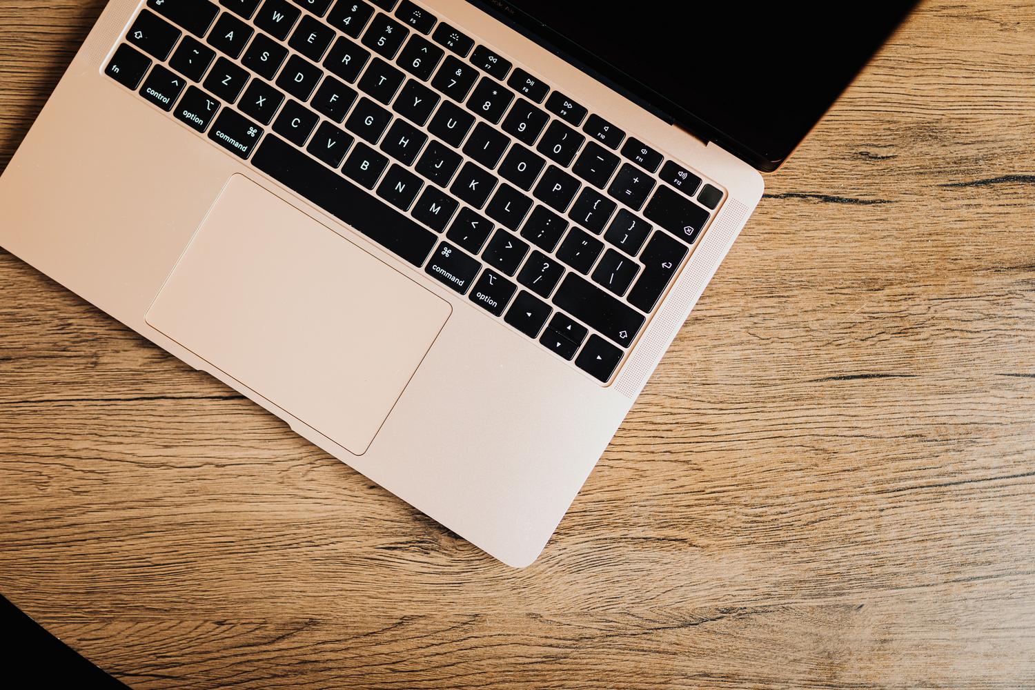 Vista cenital de un ordenador MacBook Pro sobre una mesa de madera, imagen neutra y profesional para complementar el artículo. Vista cenital de un ordenador MacBook Pro sobre una mesa de madera, imagen neutra y profesional para complementar el artículo.