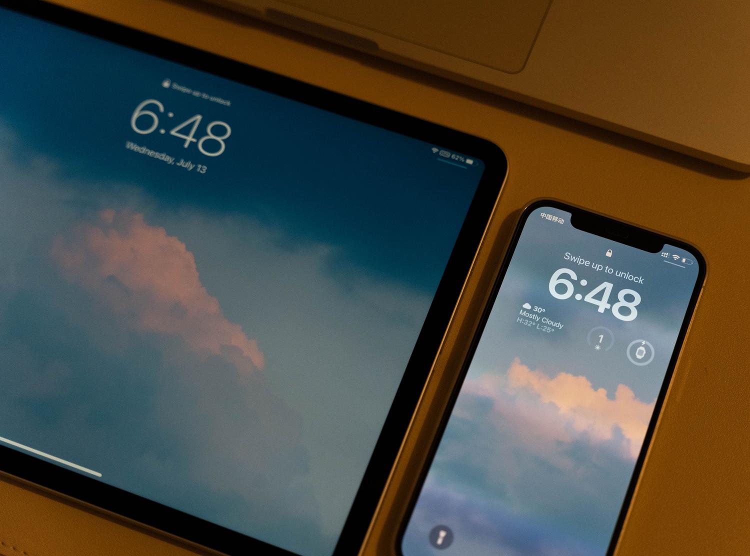 Primer plano de dispositivos digitales con fondos de pantalla temáticos de nubes, simbolizando el almacenamiento en iCloud. Primer plano de dispositivos digitales con fondos de pantalla temáticos de nubes, simbolizando el almacenamiento en iCloud.