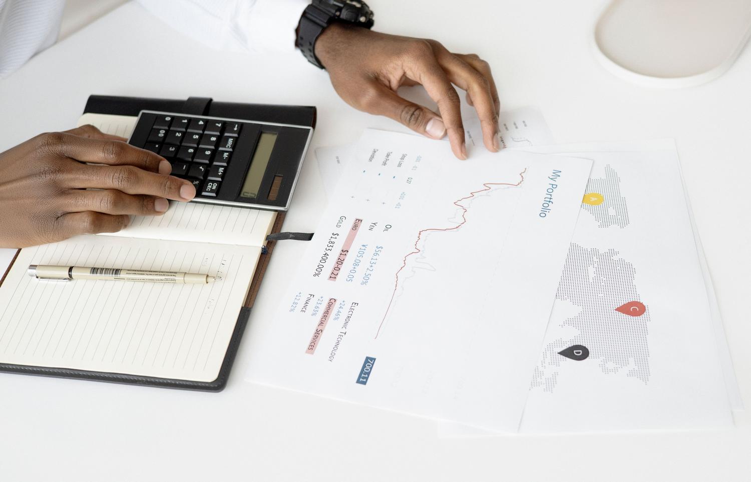 Herramientas contables clásicas, incluyendo calculadora y gráficos financieros, representando la base de los informes para PYMES.