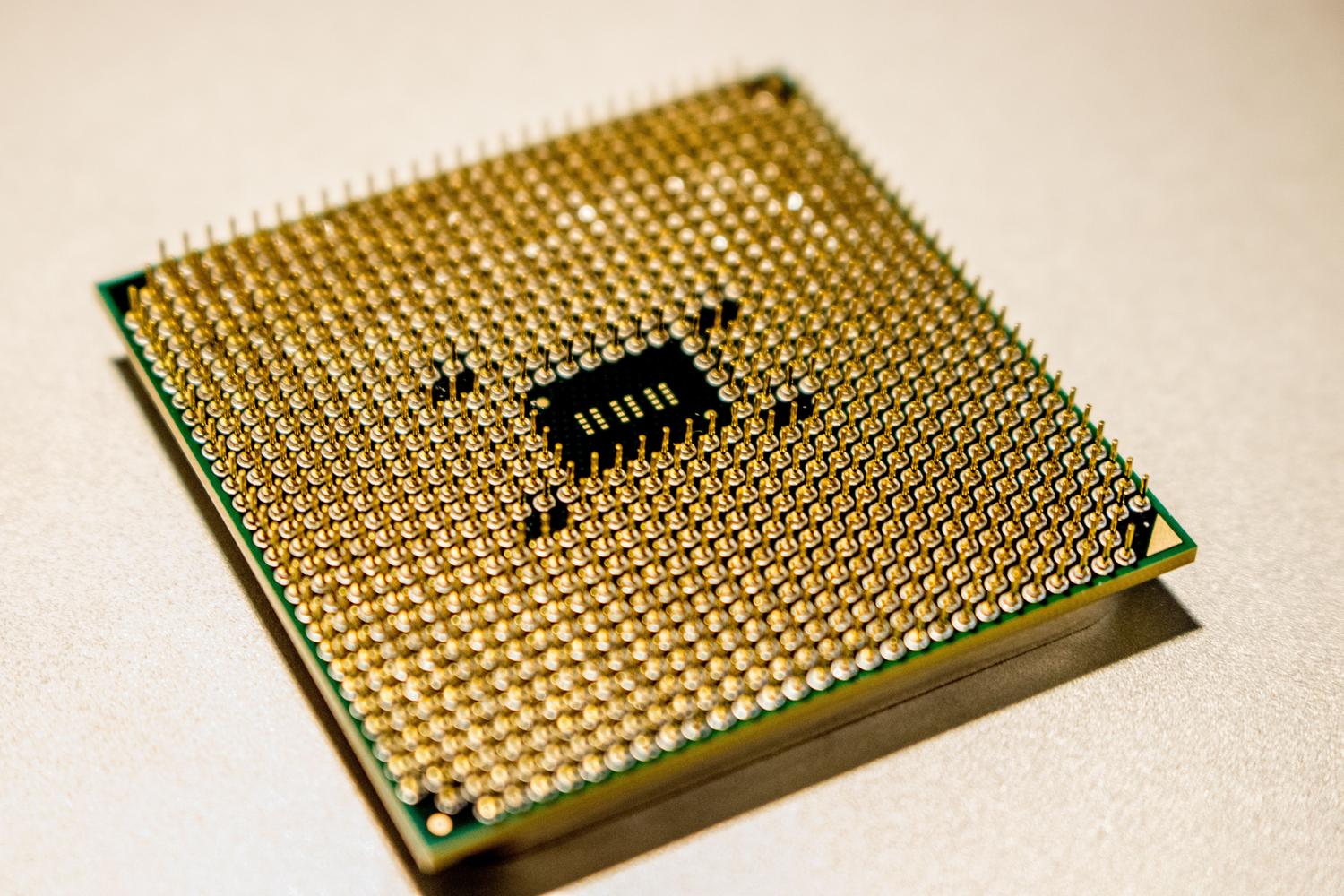 Detalle de un microprocesador dorado, simbolizando la potencia, el rendimiento y la aceleración del hardware.