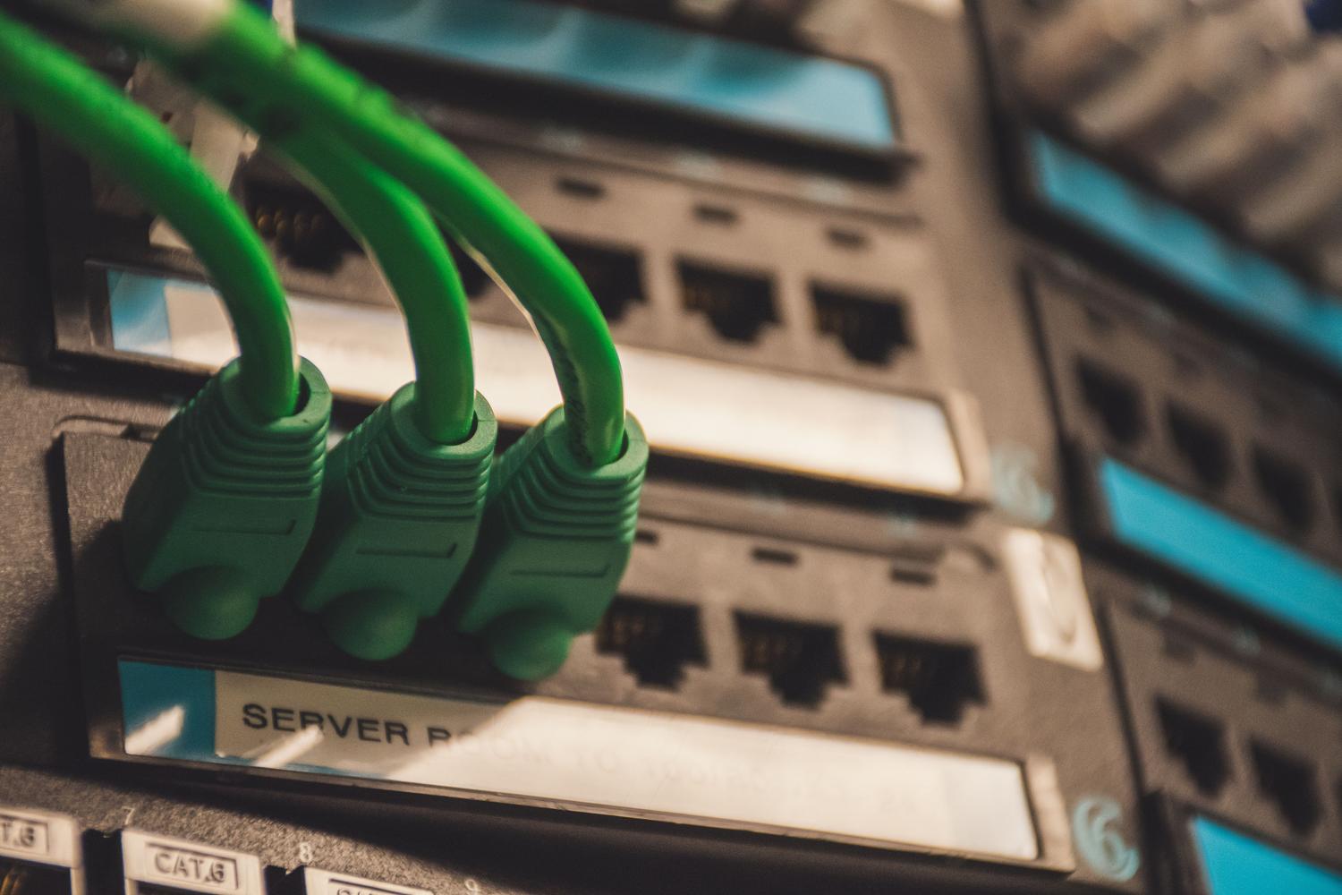 Primer plano de cables de red conectados a un servidor, simbolizando la conectividad y el acceso remoto.