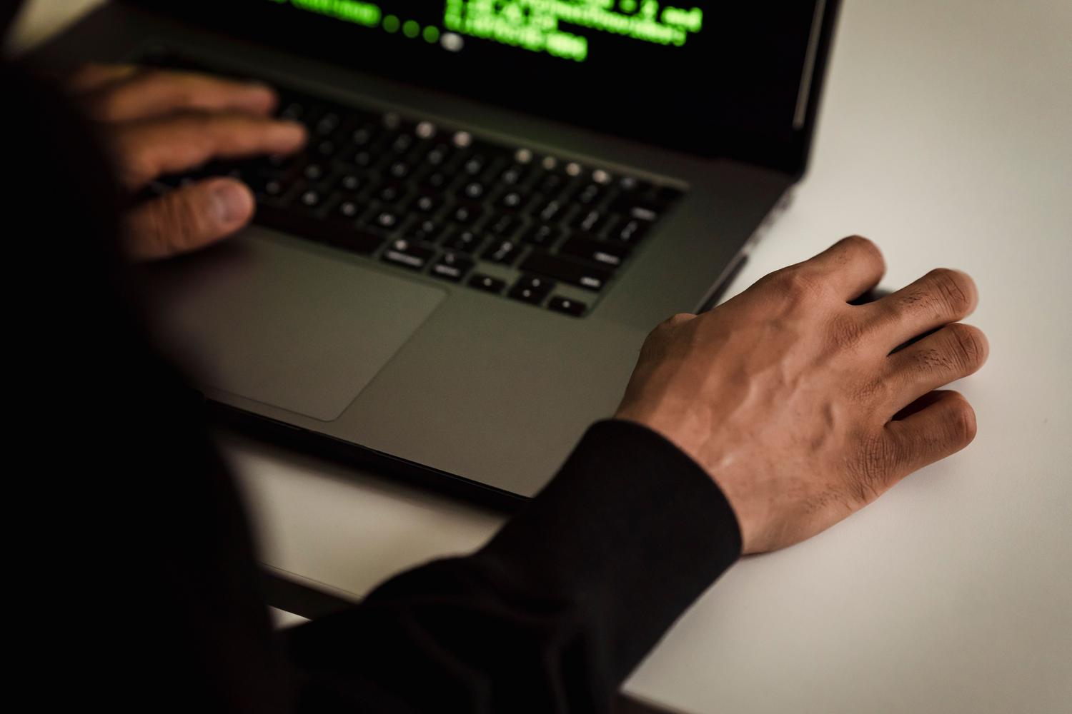 Programador trabajando en el código de un software en un entorno profesional, ideal para la sección de instalación del JDK.