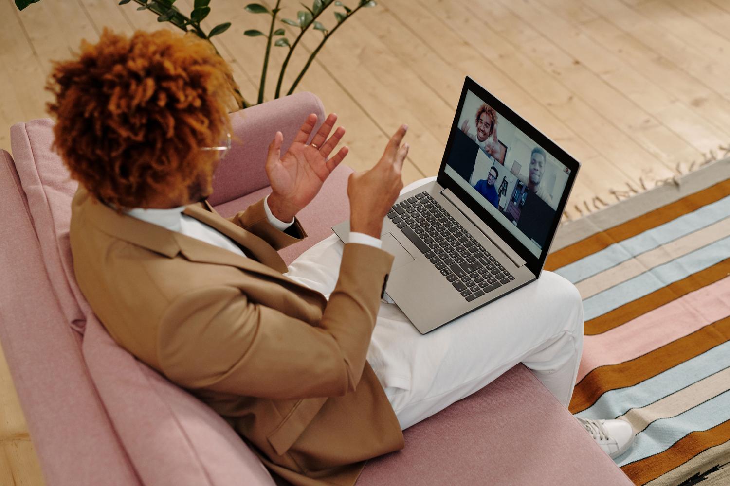 Persona profesional realizando una videollamada desde la comodidad de su hogar, ilustrando la versatilidad de Zoom.
