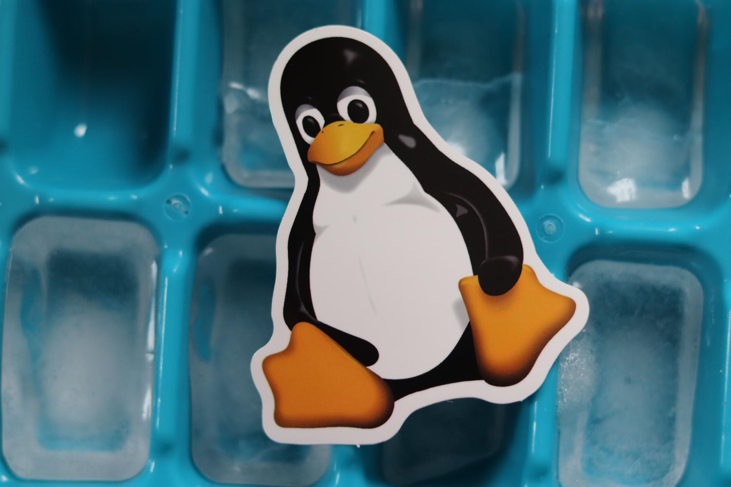 Metaforë vizuale e Linux-it dhe ftohjes: pinguini Tux mbi kube akulli.