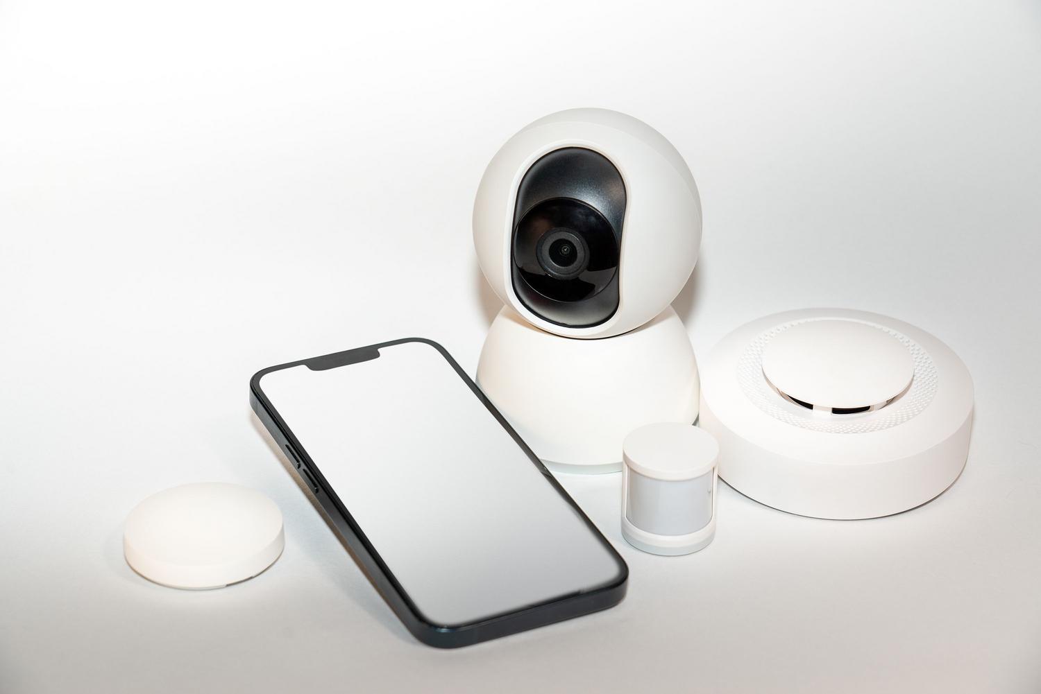 Dispositivos de seguridad inteligente integrados con la gestión desde el móvil.