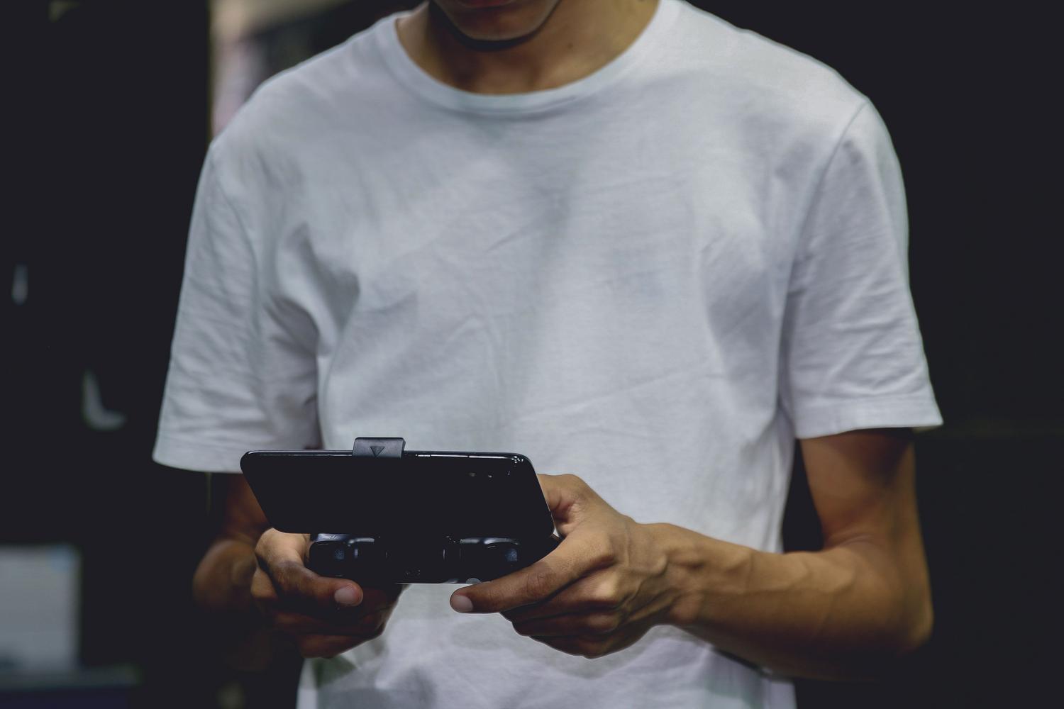 Smartphone acoplado a un mando de juegos telescópico para una experiencia de control más profesional.