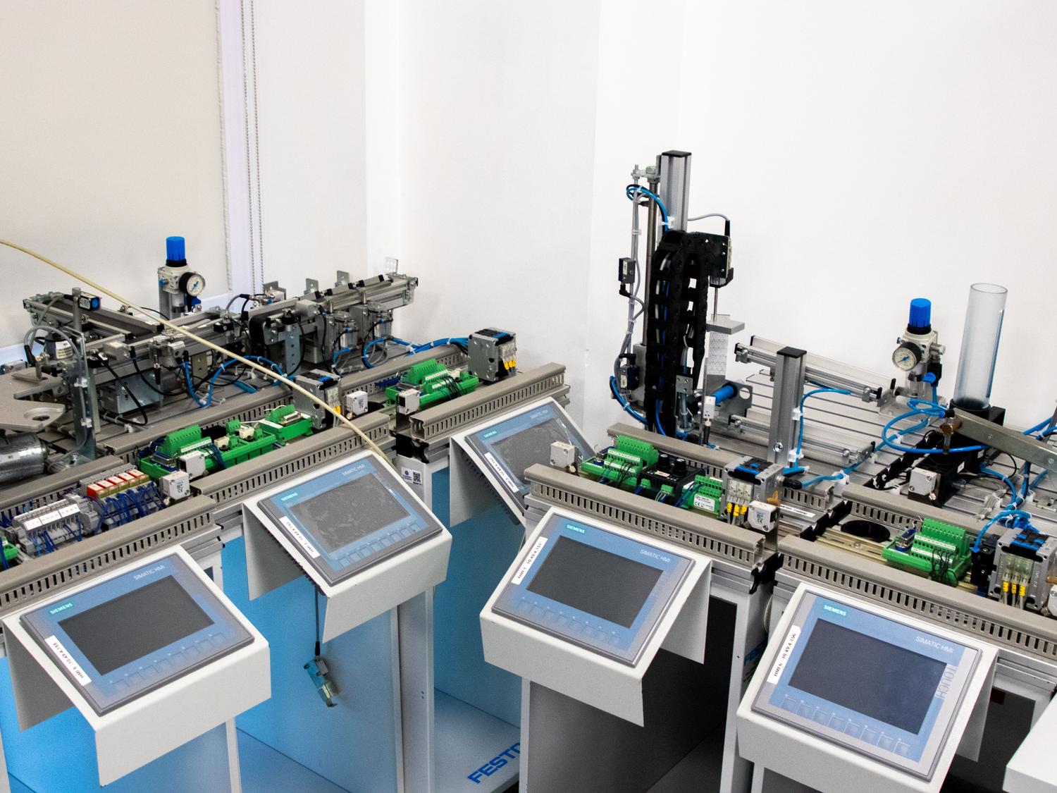 Sistema de automatización industrial con paneles de control HMI de Siemens para configuración de Modbus TCP