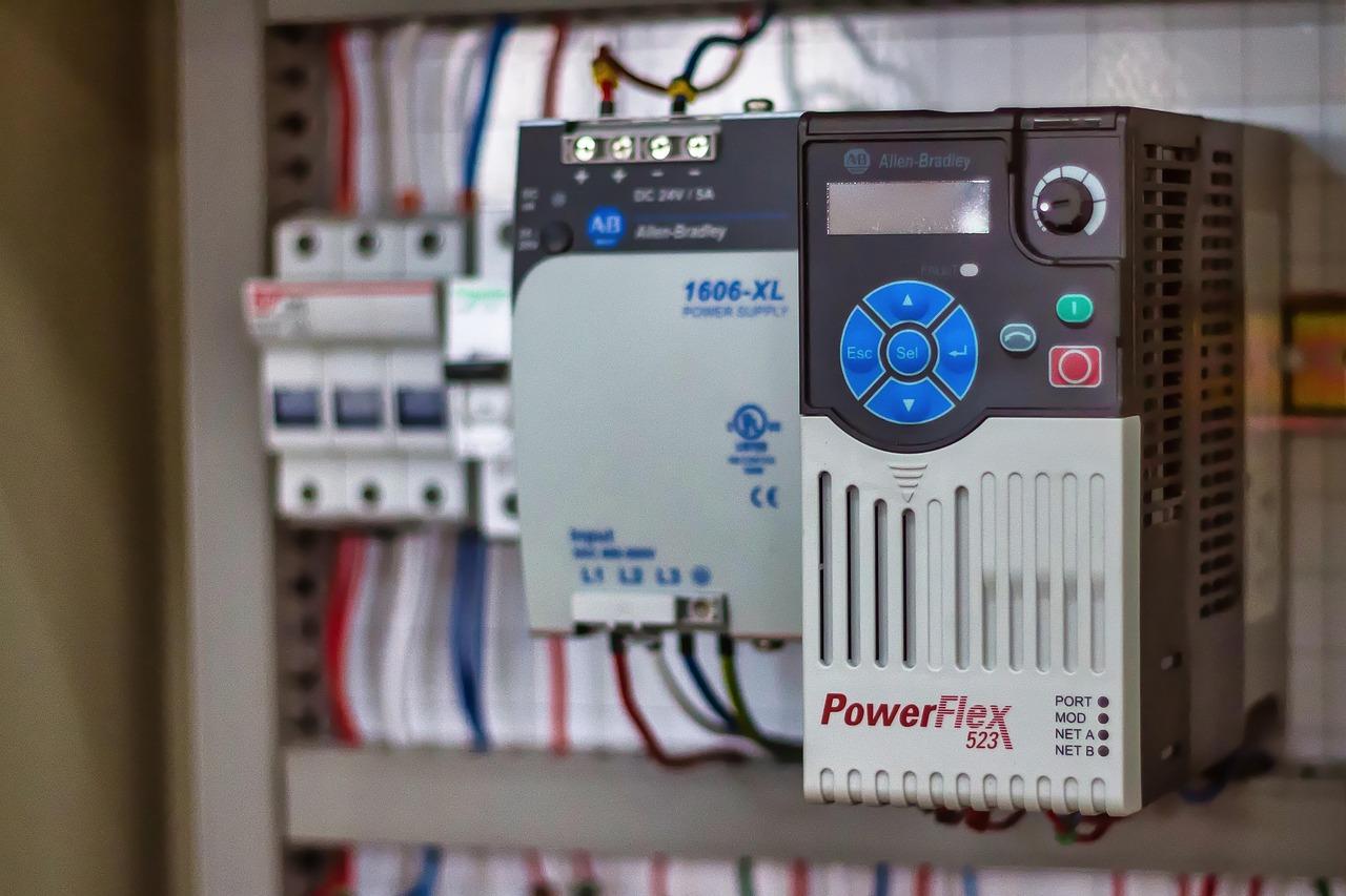 Variador de frecuencia industrial Allen-Bradley conectado a una red de automatización