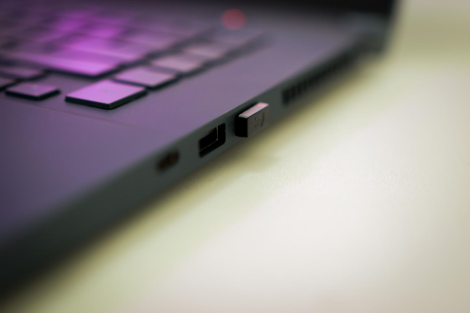 Primer plano de un puerto USB en un ordenador portátil, ilustrando la conexión física de la webcam USB.