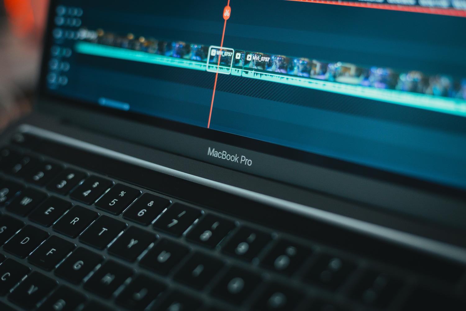 MacBook Pro mostrando una línea de tiempo de edición de vídeo, ideal para el flujo de trabajo de Final Cut Pro.
