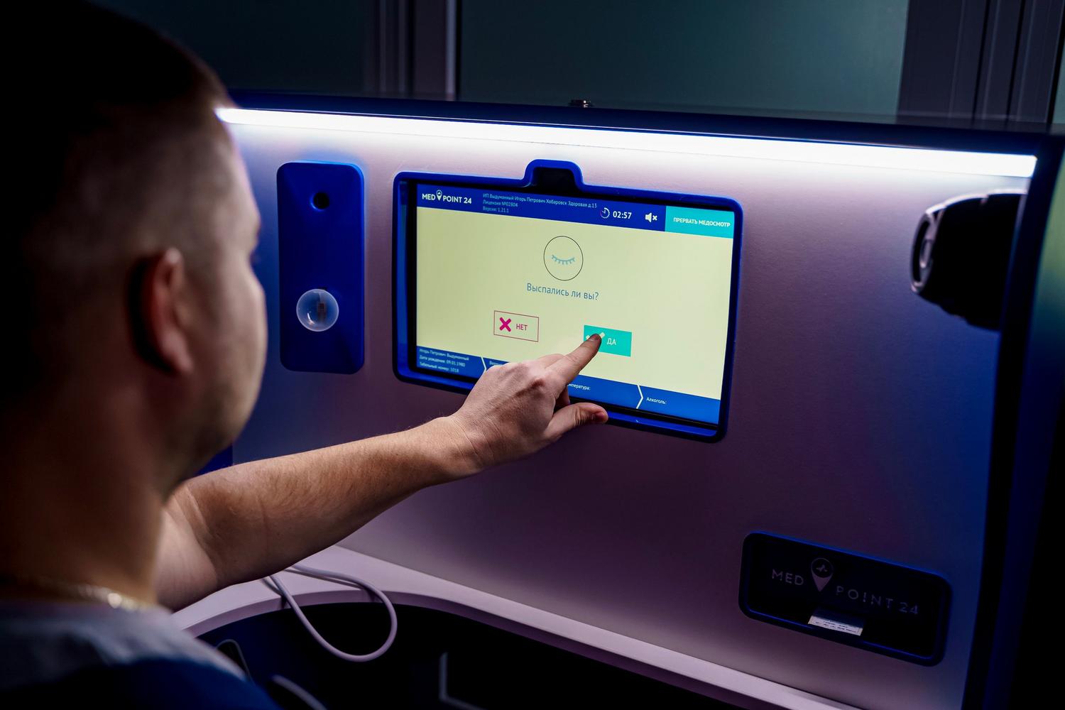 Kiosco digital de salud en un entorno profesional, destacando la versatilidad de los terminales táctiles.