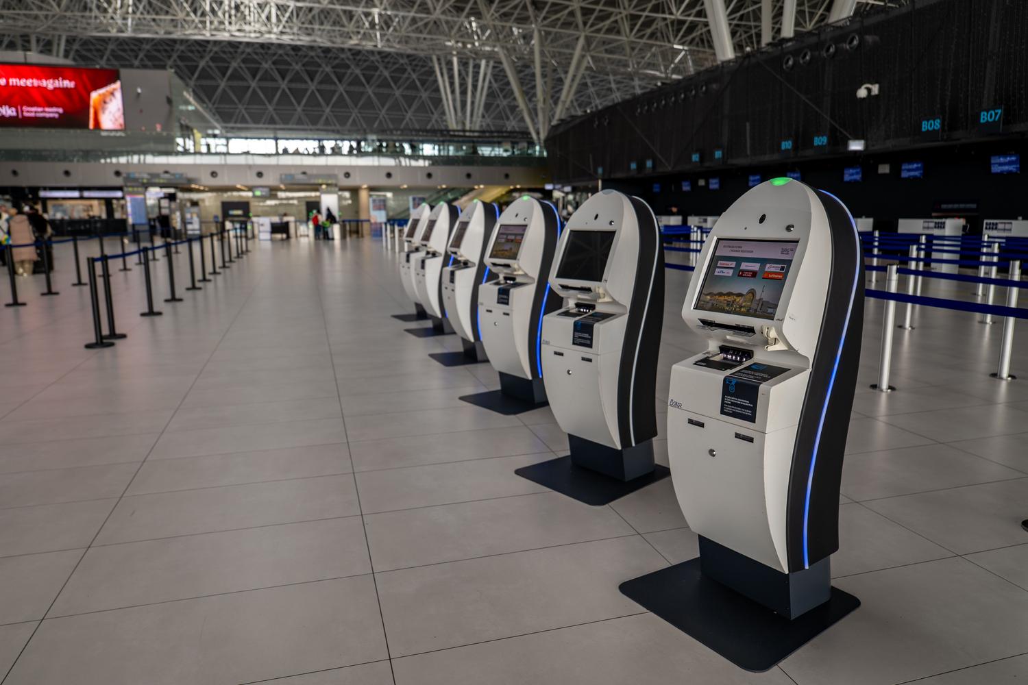 Vista general de terminales de autoservicio en un aeropuerto moderno, representando el despliegue masivo de kioscos digitales.