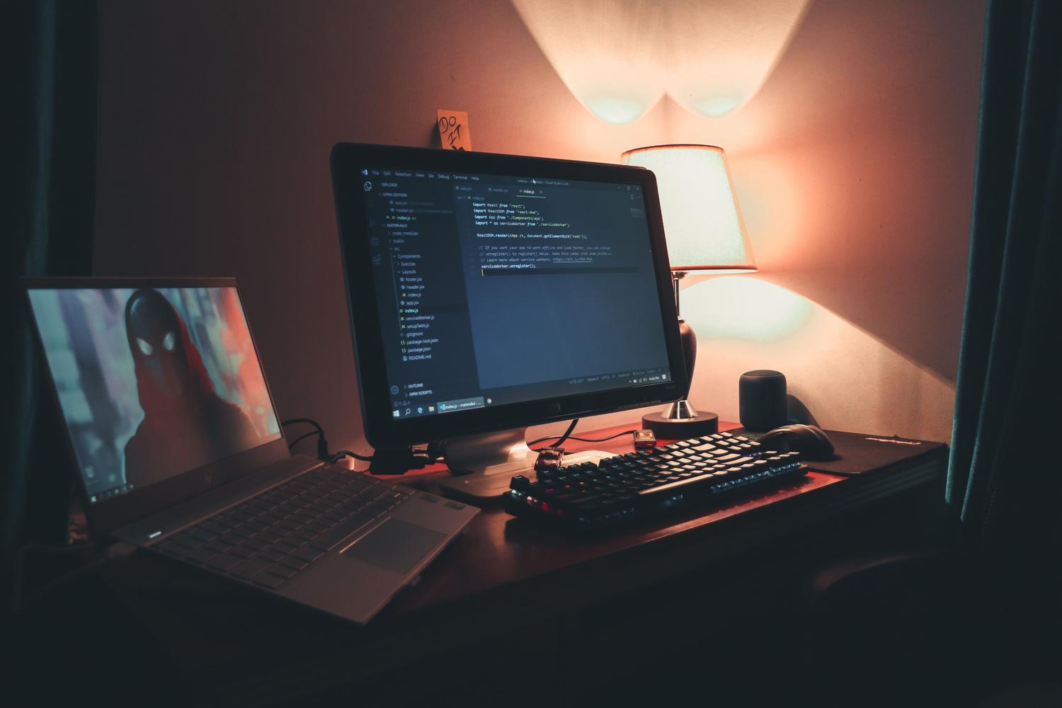 Espacio de trabajo con múltiples monitores para programadores, representando la gestión de bases de datos.