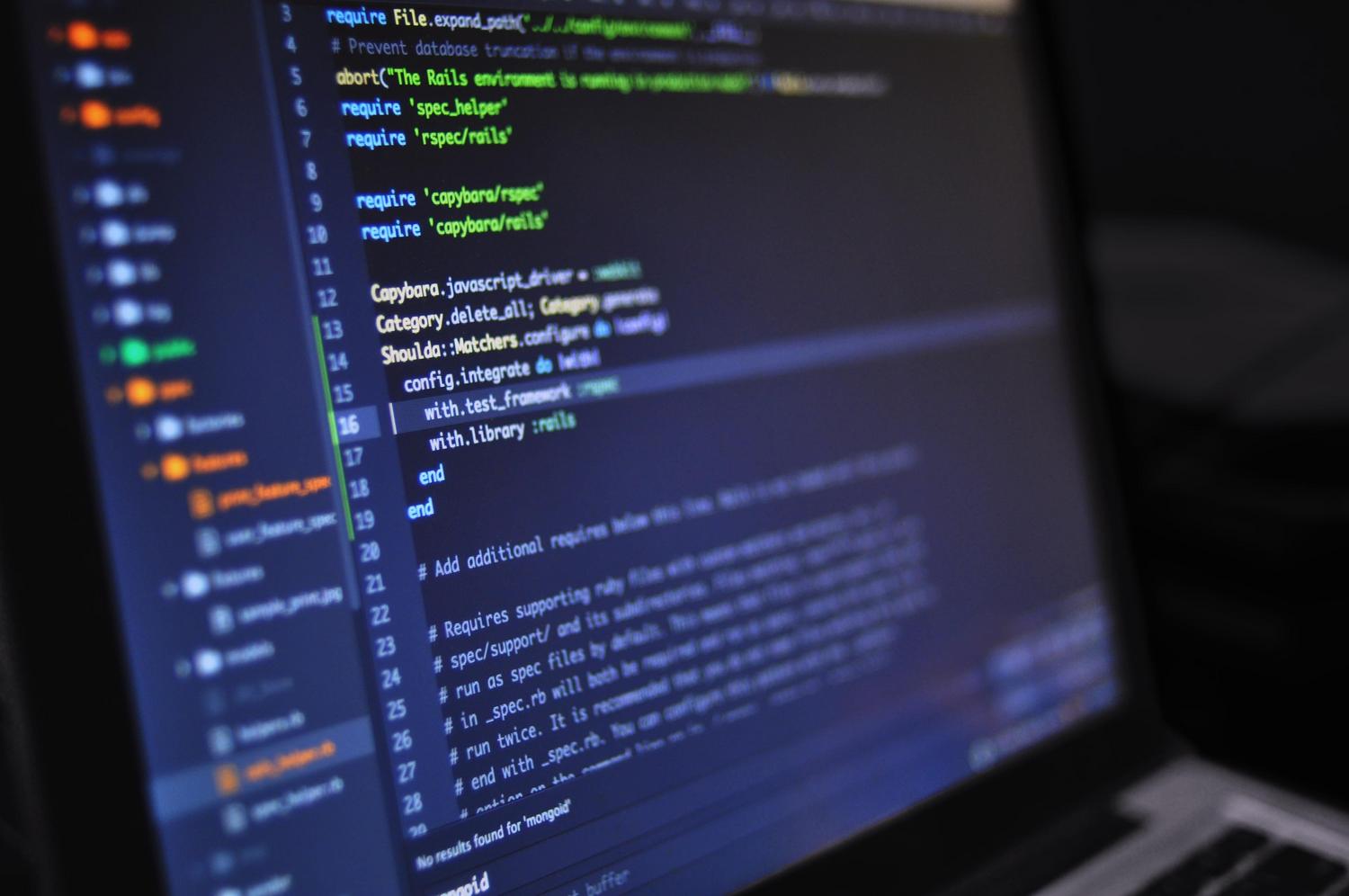 Detalle de código de programación en un monitor, representando la configuración manual del kernel y la edición de archivos en Linux.