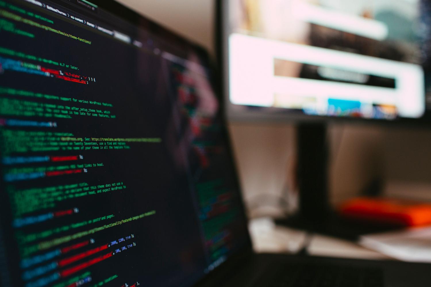 Vista detallada de código de programación en la pantalla de un portátil, ideal para ilustrar el flujo de trabajo de un desarrollador.
