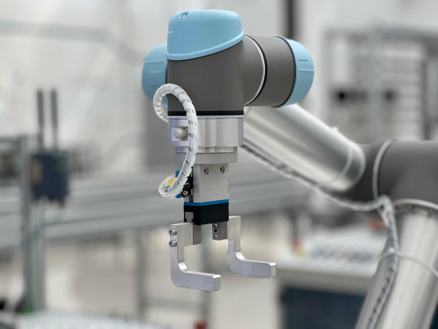 Primer plano de un brazo robótico moderno resaltando la tecnología y la precisión industrial.