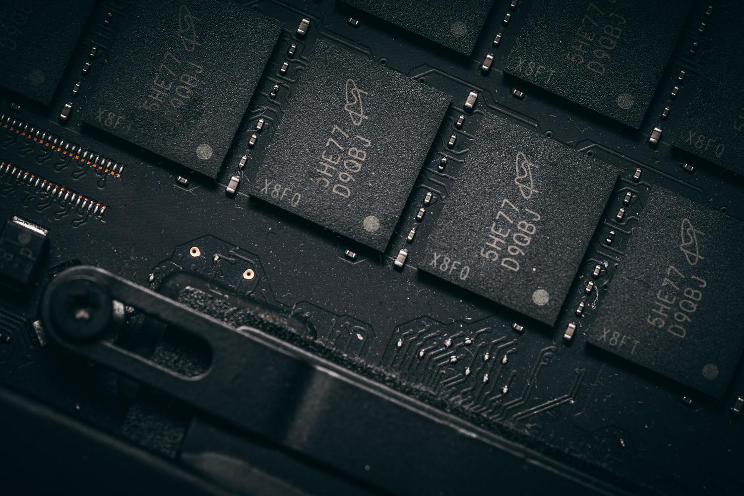 Primer plano de una placa de circuito impreso con microchips, simbolizando el hardware y el firmware del adaptador Bluetooth.