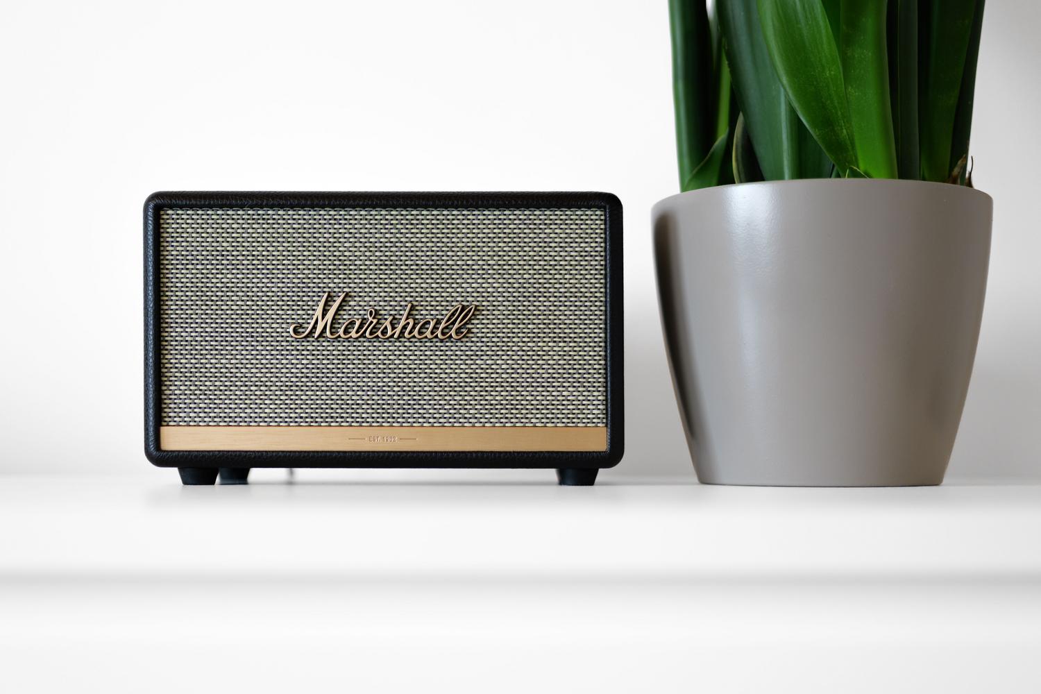 Altavoz Bluetooth moderno en un entorno minimalista, representando la calidad de sonido y la tecnología LE Audio. Altavoz Bluetooth moderno en un entorno minimalista, representando la calidad de sonido y la tecnología LE Audio.
