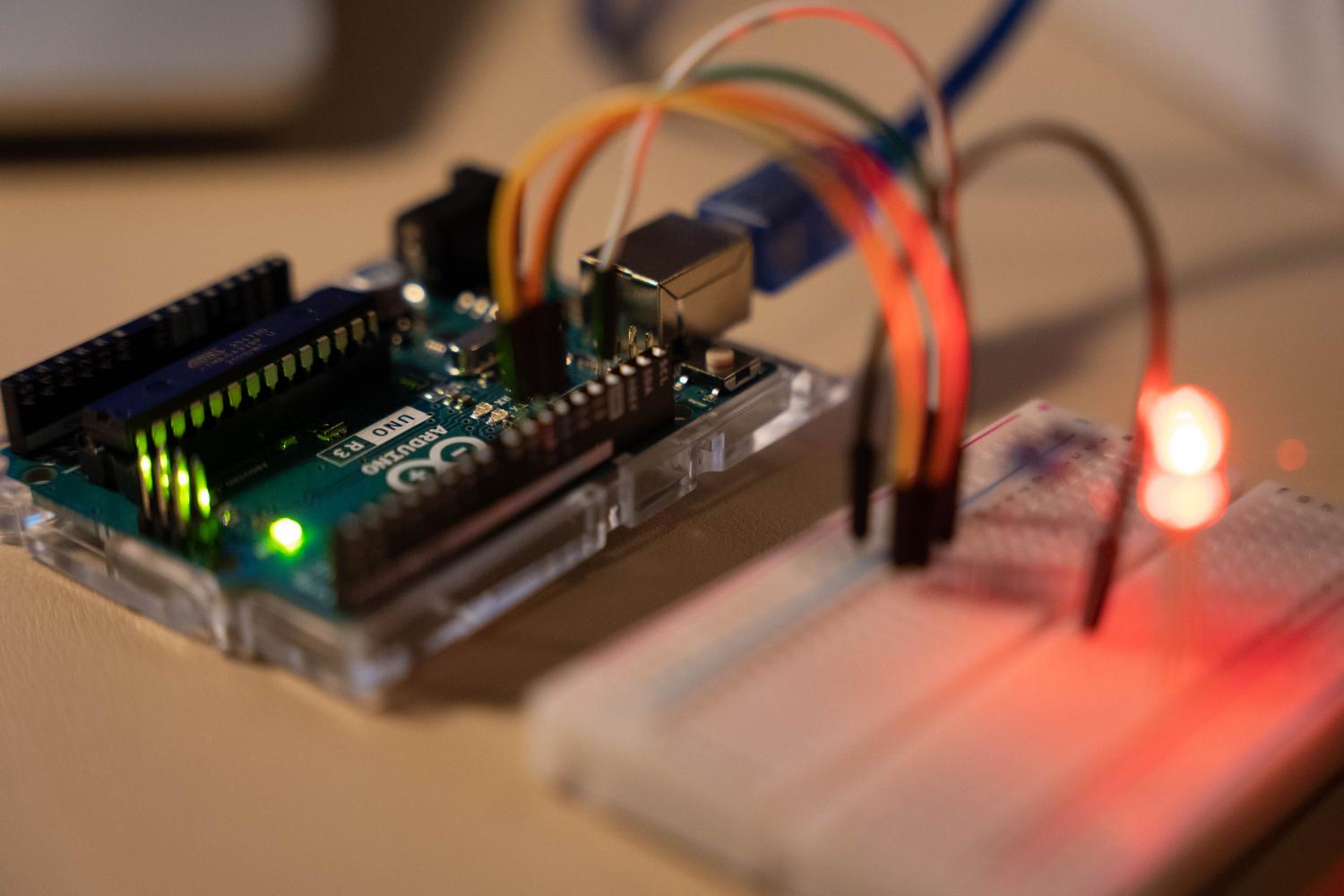 Placa Arduino Uno conectada a una protoboard con un LED encendido