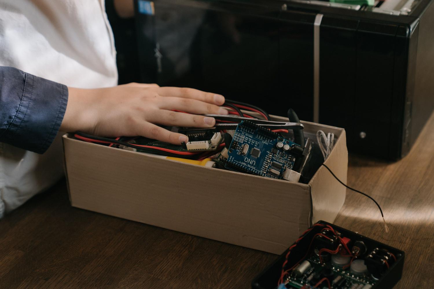 Kit de desarrollo Arduino con microcontrolador y componentes electrónicos