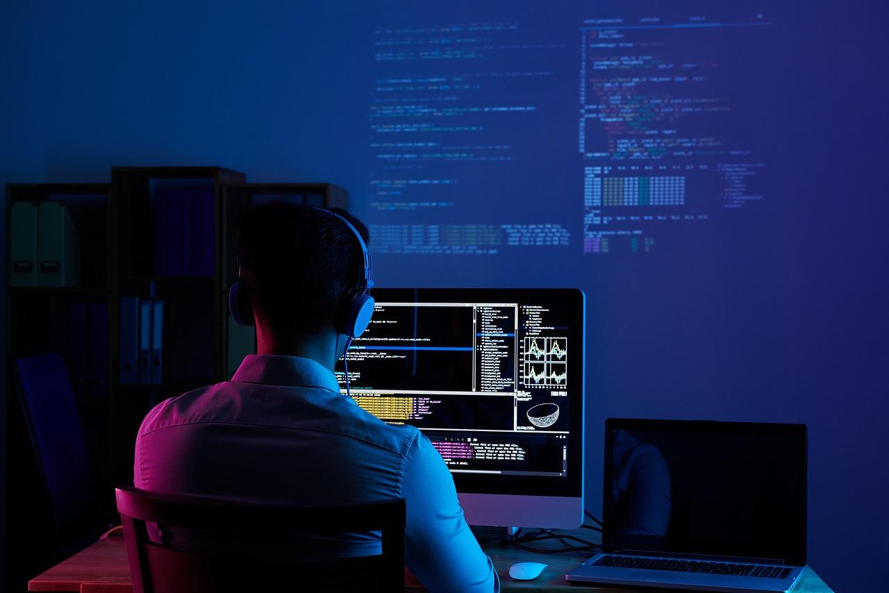 Desarrollador de software programando, representando la infraestructura de la máquina virtual de Java.